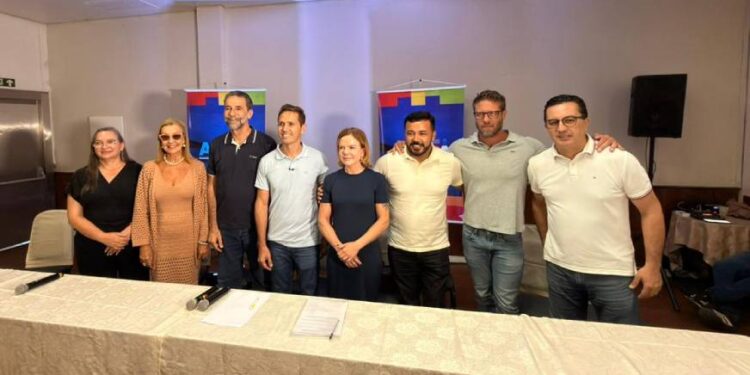 Ministra Gleisi Hoffmann conversa com prefeitos do litoral e participa de encontro cultural em Paranaguá