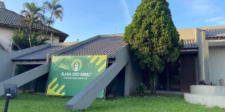 Facebook é condenado a pagar R$ 50 mil à Rádio Ilha do Mel FM após invasão de página