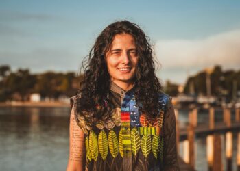 Juliana Gatto estreia o show “Música de Cais” no Festival Risoflora, em Morretes