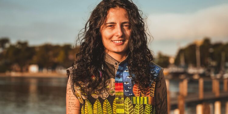 Juliana Gatto estreia o show “Música de Cais” no Festival Risoflora, em Morretes