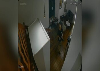 Monitorado por tornozeleira eletrônica furta celular em igreja no Centro Histórico de Paranaguá 