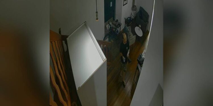 Monitorado por tornozeleira eletrônica furta celular em igreja no Centro Histórico de Paranaguá 