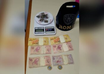 BECO DO ÓLEO: ROMU flagra adolescente com dinheiro e buchas de maconha na Ilha dos Valadares em Paranaguá 