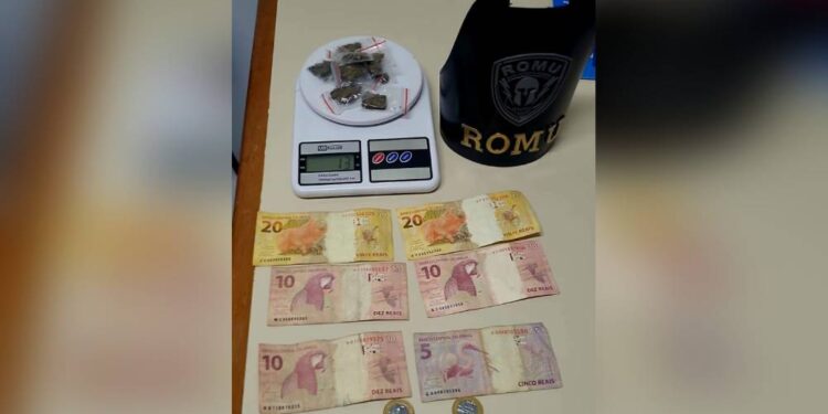 BECO DO ÓLEO: ROMU flagra adolescente com dinheiro e buchas de maconha na Ilha dos Valadares em Paranaguá