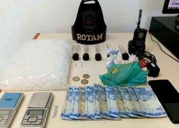 ROTAM encontra drogas dentro de uma casa no meio do manguezal no Jardim Iguaçu