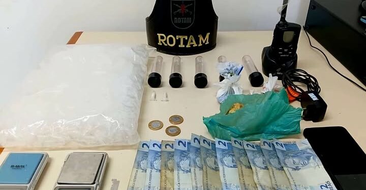 ROTAM encontra drogas dentro de uma casa no meio do manguezal no Jardim Iguaçu