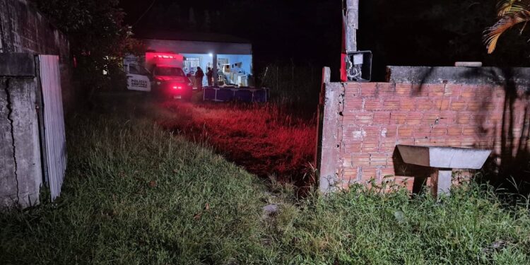 Rapaz é executado com vários tiros dentro de casa em Matinhos