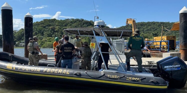 PF e Ibama combatem extração irregular em sítio arqueológico em Paranaguá