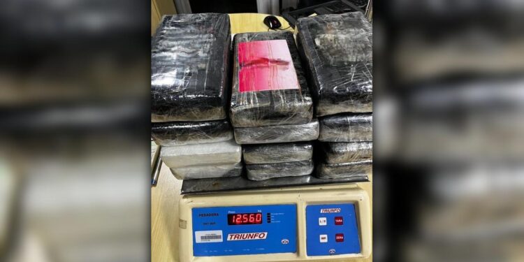 Homem é flagrado pela Polícia Federal com mais de 12 quilos de cocaína no terminal de contêineres do Porto de Paranaguá; droga seria enviada para o exterior 