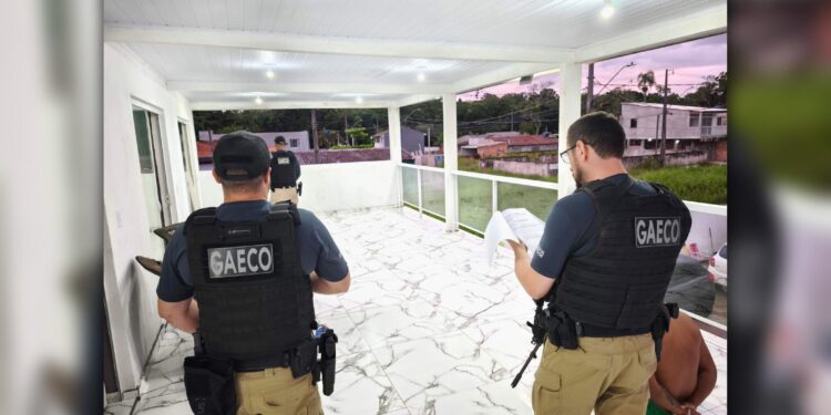Gaeco deflagra operação de combate ao tráfico de drogas, lavagem de dinheiro e organização criminosa no Paraná; mandados foram cumpridos na capital, RMC e Litoral