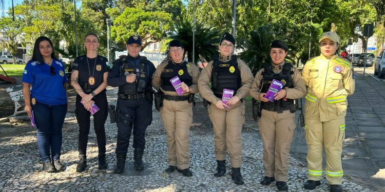 Forças de segurança realizam ação do Programa Mulher Segura e orientam mais de 700 pessoas em Paranaguá