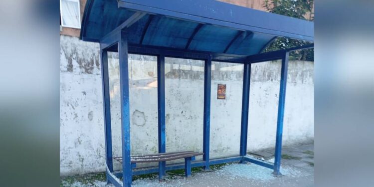 GCM prende indivíduo que quebrou os vidros de um ponto de ônibus no Parque São João