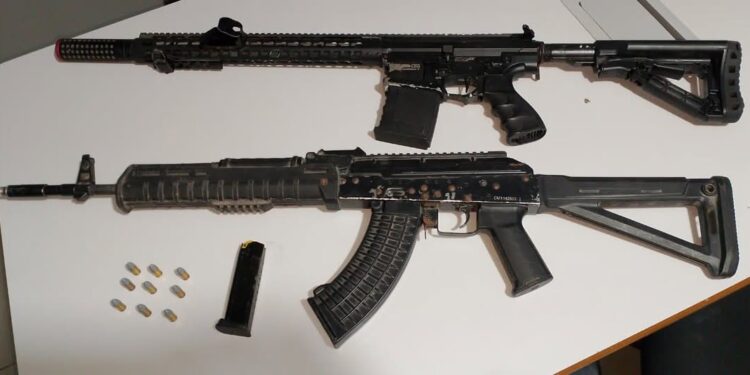 ROTAM apreende carregador de pistola e simulacros de fuzil em Paranaguá 