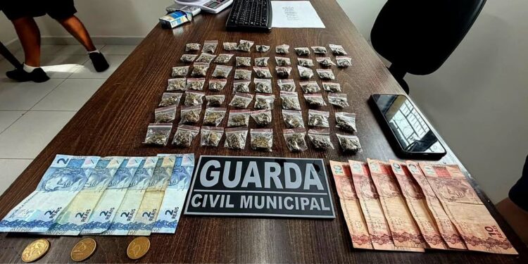 GCM apreende mais de 50 porções de maconha e dinheiro trocado durante patrulhamento de rotina em Matinhos