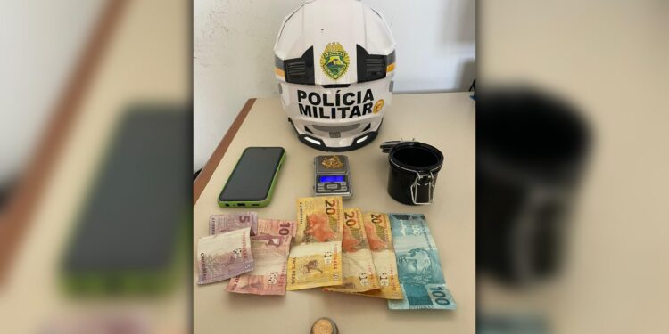 PM encontra crianças e drogas dentro de uma casa no Jardim Figueira em Paranaguá; genitora fugiu ao perceber o cerco policial 