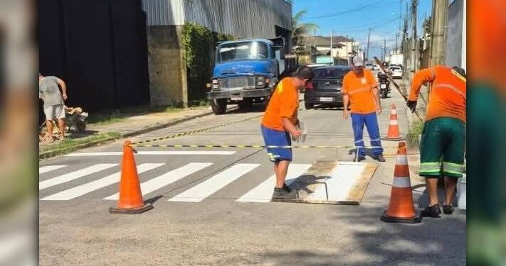 Ação conjunta de fiscalização, remoção de veículos e manutenção de vias é realizada no Jardim Iguaçu em Paranaguá