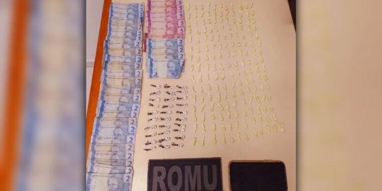 ROMU flagra e apreende adolescente que transportava drogas no Beco do Óleo na Ilha dos Valadares 