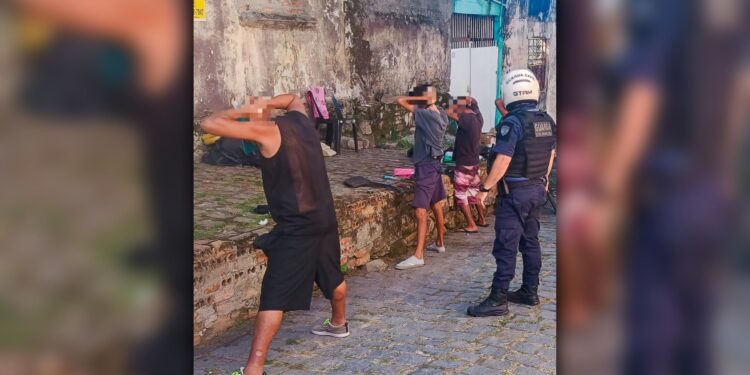 Grupo Tático de Motocicletas captura foragido da Justiça no Centro Histórico de Paranaguá