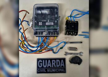 Homem é flagrado furtando equipamentos e fiação elétrica em Matinhos; ele foi preso pela GCM