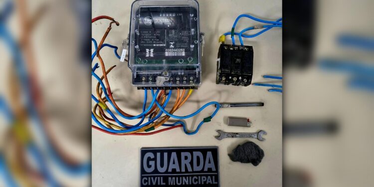 Homem é flagrado furtando equipamentos e fiação elétrica em Matinhos; ele foi preso pela GCM
