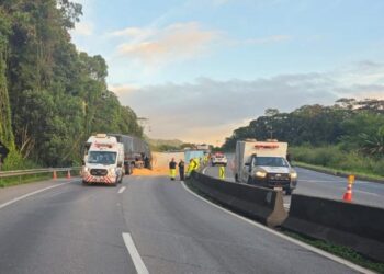 BR-277 totalmente bloqueada no sentido litoral