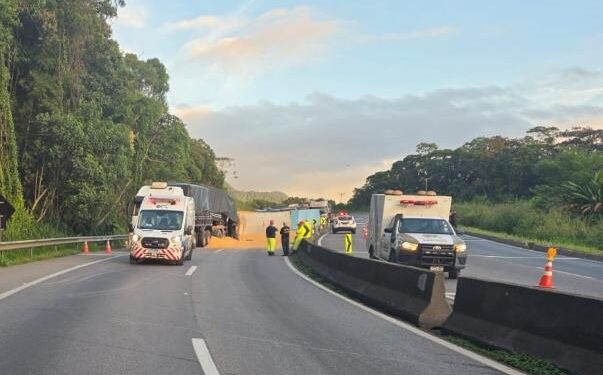 BR-277 totalmente bloqueada no sentido litoral