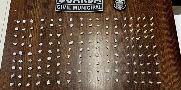 OPERAÇÃO SINERGIA III: GCM apreende pinos plásticos com cocaína e pedras de crack em Matinhos