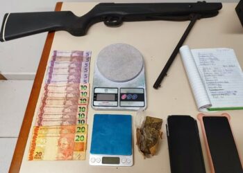 Mãe e filho acusados de envolvimento com o tráfico de drogas são presos pela Polícia Militar em Paranaguá 