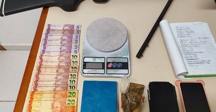 Mãe e filho acusados de envolvimento com o tráfico de drogas são presos pela Polícia Militar em Paranaguá 