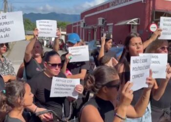 Grupo realiza manifestação para cobrar retomada das obras na Escola Municipal Dulce Seroa da Motta Cherobim, em Morretes