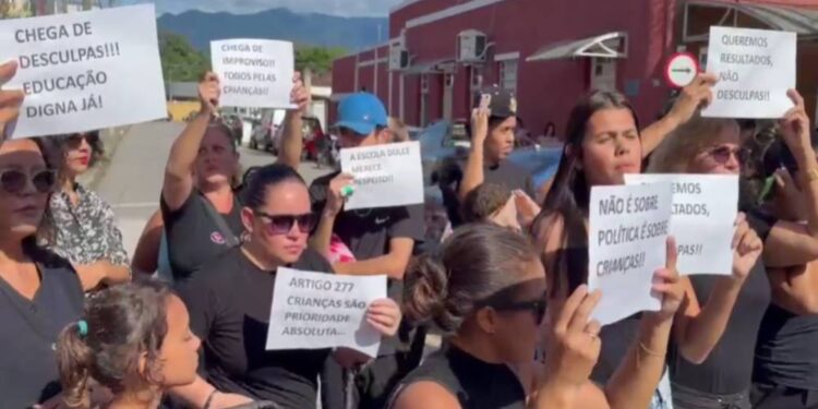 Grupo realiza manifestação para cobrar retomada das obras na Escola Municipal Dulce Seroa da Motta Cherobim, em Morretes