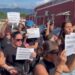 Grupo realiza manifestação para cobrar retomada das obras na Escola Municipal Dulce Seroa da Motta Cherobim, em Morretes