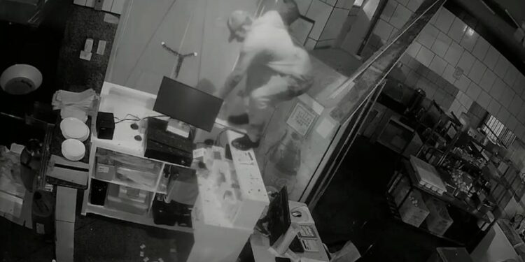 Imagens de câmeras de segurança mostram arrombador em ação no Centro Histórico de Paranaguá
