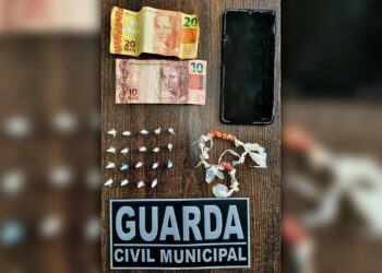 GCM encontra pinos com cocaína e pedras de crack escondidos no tronco de uma árvore em Matinhos; adolescente foi apreendido 