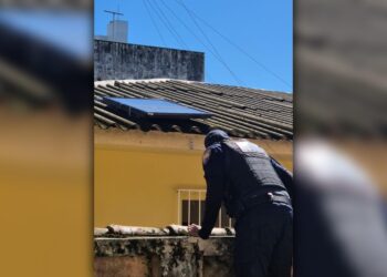 GCM recupera televisão furtada de escola municipal na área central de Paranaguá; aparelho estava no telhado de uma casa abandonada 