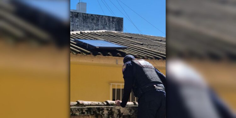 GCM recupera televisão furtada de escola municipal na área central de Paranaguá; aparelho estava no telhado de uma casa abandonada 