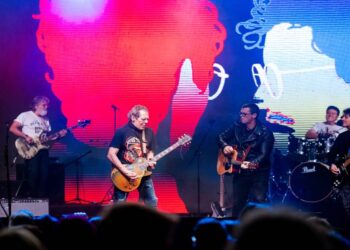 Encantadas Rock estreia na Ilha do Mel com shows de 30 bandas durante dois finais de semana na Praia de Encantadas