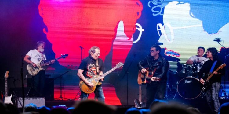 Encantadas Rock estreia na Ilha do Mel com shows de 30 bandas durante dois finais de semana na Praia de Encantadas