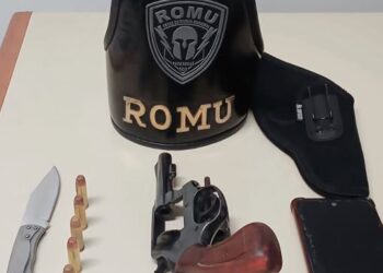 ROMU encontra canivete e revólver com motociclista em Paranaguá; abordagem aconteceu no bairro Oceania 
