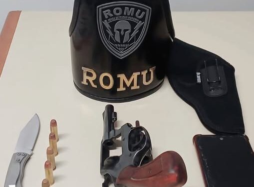 ROMU encontra canivete e revólver com motociclista em Paranaguá; abordagem aconteceu no bairro Oceania 