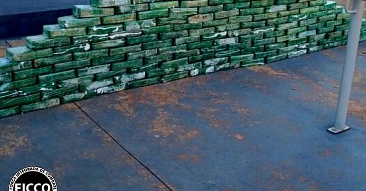 FICCO apreende mais de 300 quilos de cocaína que seriam descarregados em Paranaguá; droga estava escondida em um compartimento oculto de uma carreta