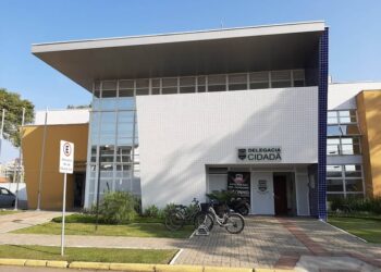 Polícia Civil prende mulher por extorsão com restrição de liberdade contra vítima idosa em Matinhos