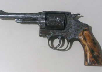 Populares encontram arma de fogo em via pública em Pontal do Paraná
