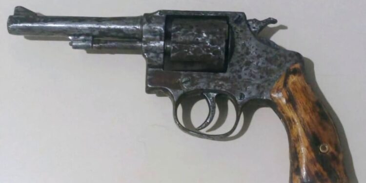 Populares encontram arma de fogo em via pública em Pontal do Paraná 