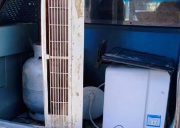Botijão de gás, micro-ondas, monitor, ar condicionado, bebedouro e chuveiro elétrico são encontrados embaixo de um deck na Praia Central de Guaratuba