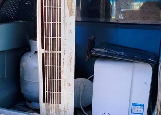 Botijão de gás, micro-ondas, monitor, ar condicionado, bebedouro e chuveiro elétrico são encontrados embaixo de um deck na Praia Central de Guaratuba 