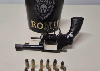 Patrulhamento de rotina da ROMU termina com arma de fogo e porções de cocaína apreendidas em Paranaguá