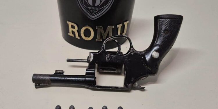 Patrulhamento de rotina da ROMU termina com arma de fogo e porções de cocaína apreendidas em Paranaguá