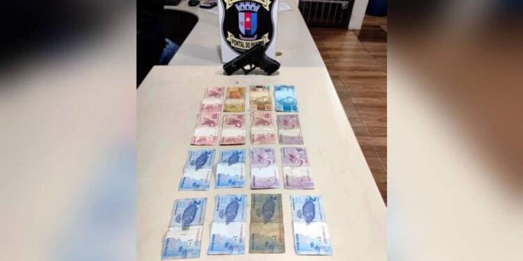 GCM apreende droga, dinheiro e simulacro de arma de fogo durante patrulhamento de rotina em Pontal do Paraná
