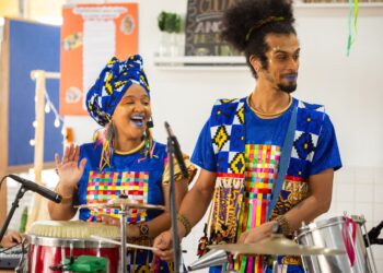 CMEIs do Litoral recebem espetáculo que aproxima crianças da ancestralidade afroindígena